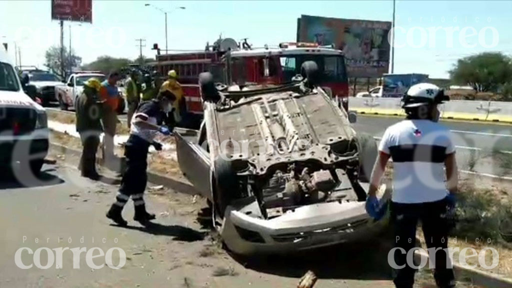 Mujer muere prensada tras volcadura en la Guanajuato-Silao