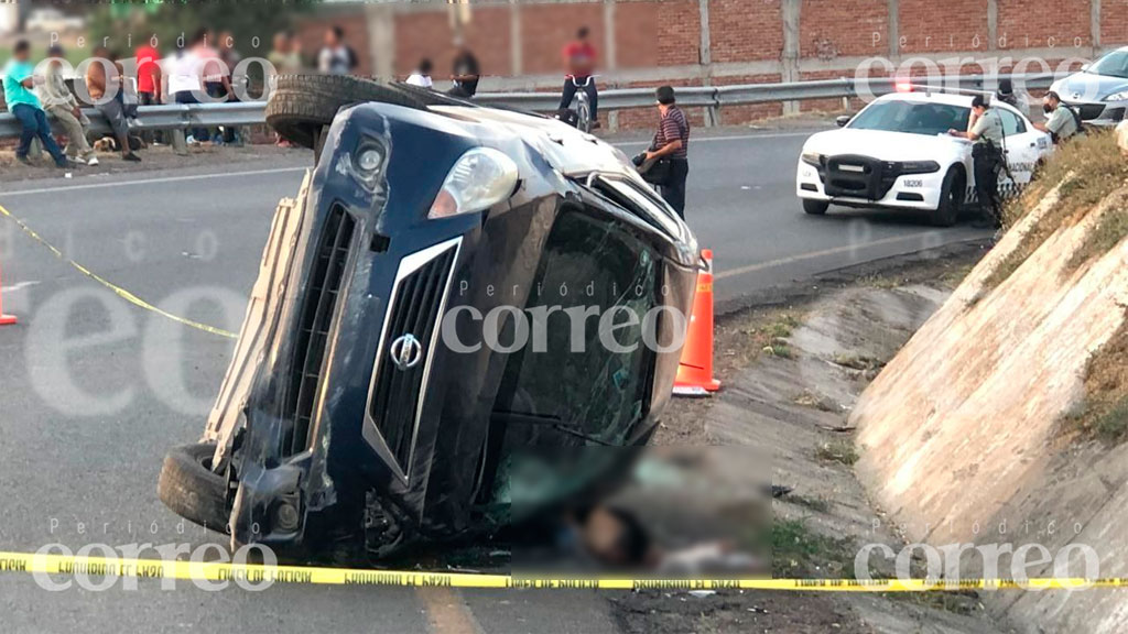 Joven vuelca su carro y muere aplastado