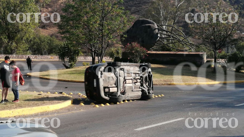 Pese a volcadura en Pozuelos, pareja resulta ilesa