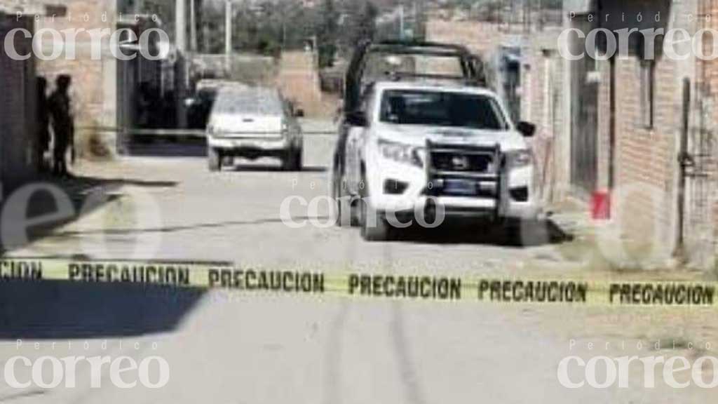 Hombre es asesinado con un arma blanca; abandonan su cuerpo en la vía pública