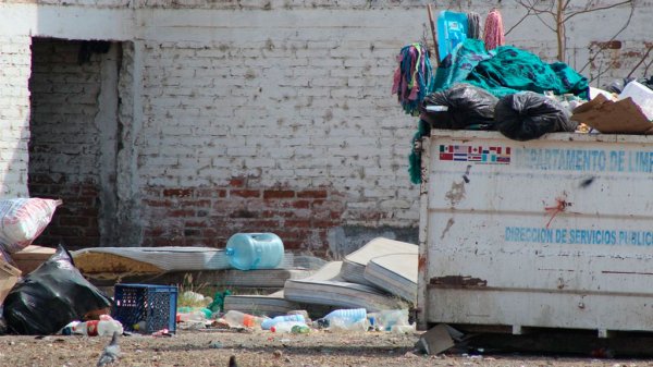 TONELADAS de BASURA se acumulan afuera de oficinas municipales de Silao