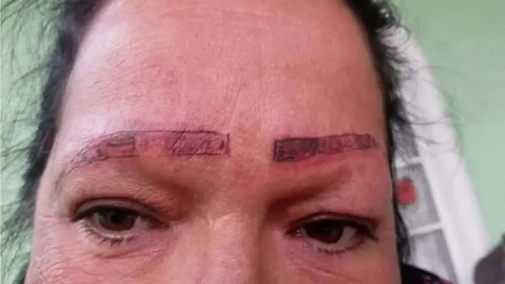 Tatuaje de cejas sale muy mal: así dejaron el rostro de su madre