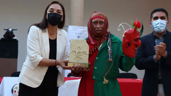 Reconocen a Tomás Tejeda por sus 76 años interpretando a ‘El Diablo’