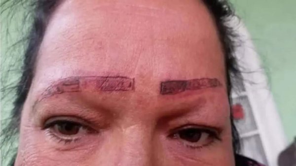 Tatuaje de cejas sale muy mal: así dejaron el rostro de su madre