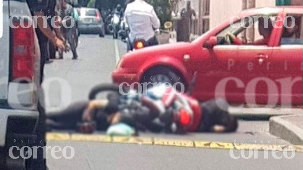 Balean a pareja de motociclistas en pleno centro de Moroleón