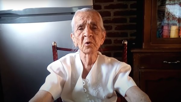 Video: Abuelita youtuber muestra sus recetas y pide ayuda para ganar suscriptores