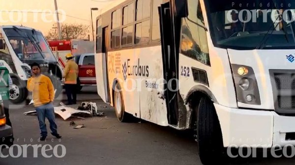 Choque entre camiones de transporte de personal deja a 25 lesionados