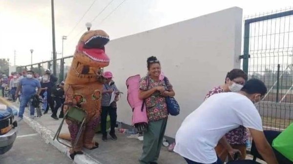 ‘Dinosaurio’ acompaña a su mamá a vacunarse contra la Covid