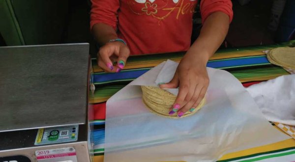 Suben tortillas 2 pesos en Apaseo el Grande