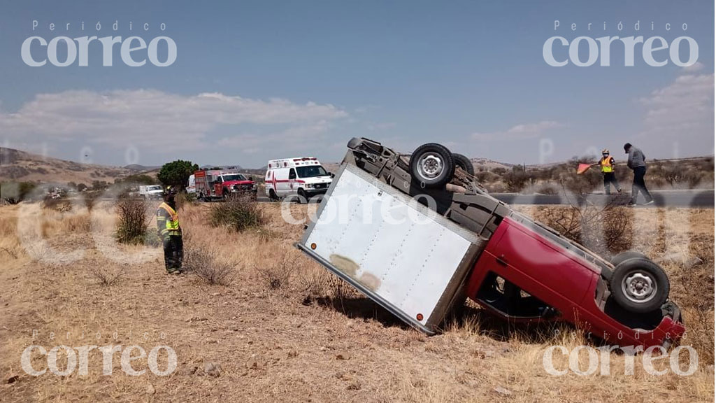 Se salvan de milagro tras volcar por La Trinidad en Guanajuato capital