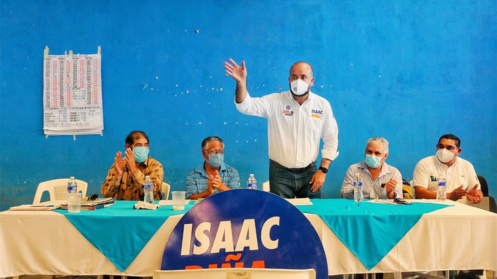 Isaac Piña se compromete con taxistas en seguridad y salud