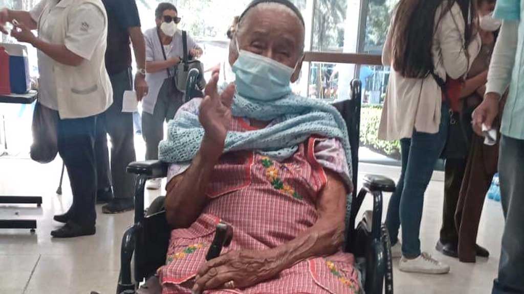 Mujer de 111 años se da ‘manita de gato’ para recibir su vacuna antiCovid