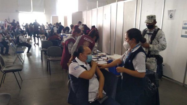 Sin control, aplican en Irapuato vacunas antiCovid para adultos mayores y personal médico