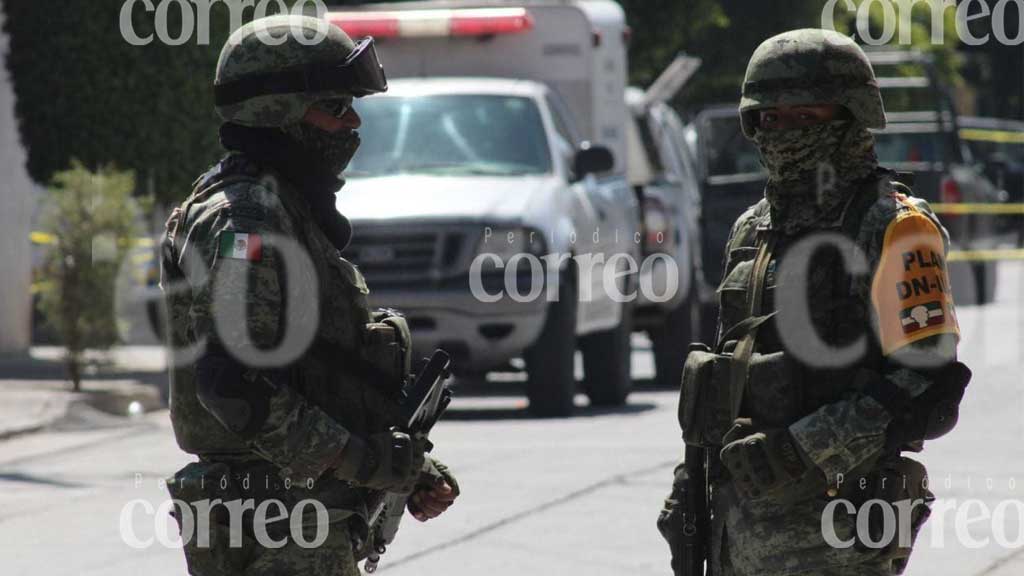 Hombre asesinado a balazos es encontrado en una zanja, en Comonfort