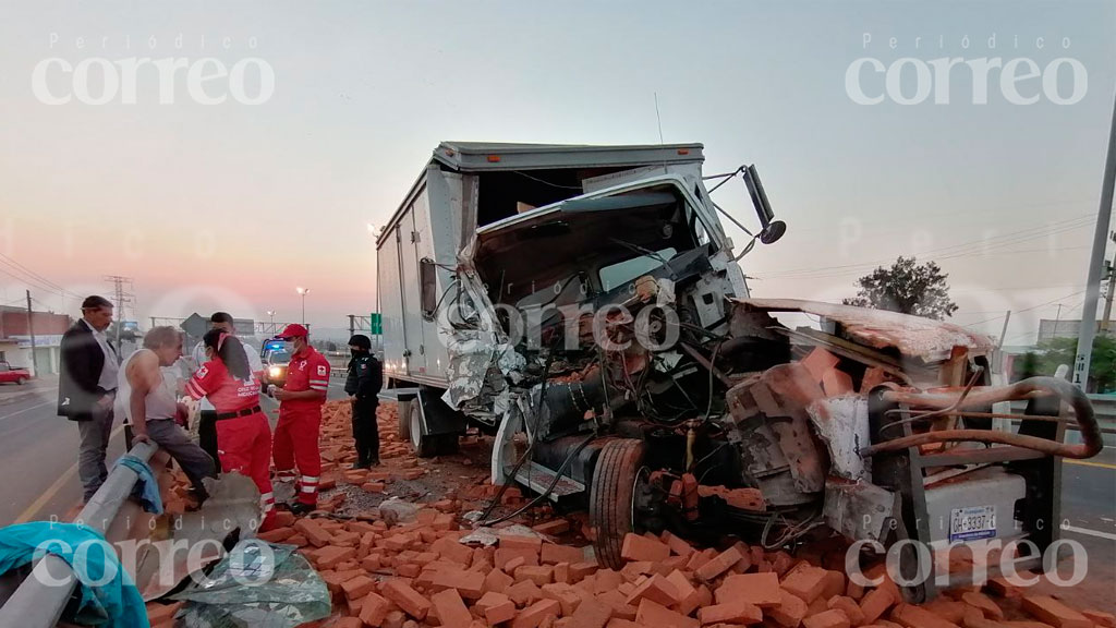 Choque entre camiones en Pénjamo deja un lesionado y el cierre de un carril