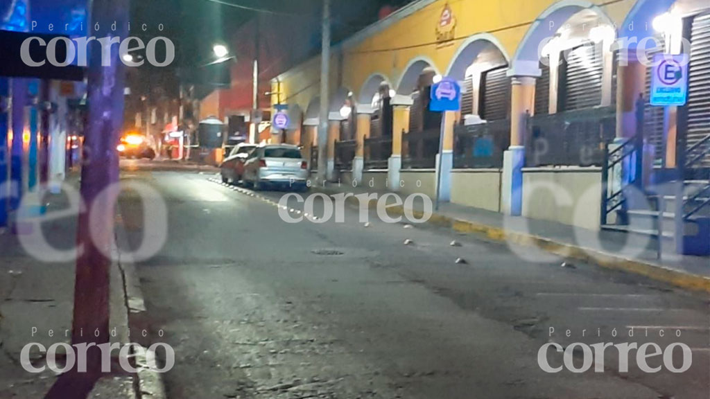 Desata pánico hallazgo de dos cuerpos frente al mercado de Acámbaro