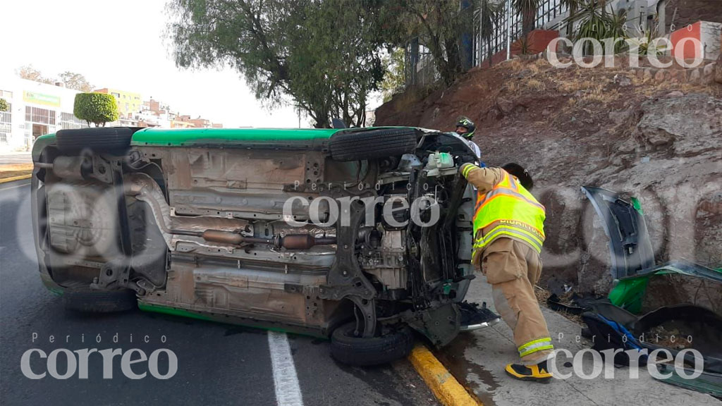 Taxista de Guanajuato Capital vuelca su unidad en Pozuelos