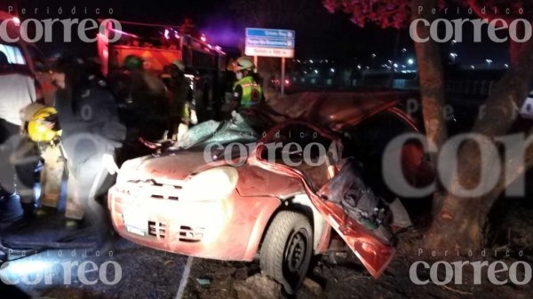 En Silao, conductor muere al chocar contra un árbol frente a la General Motors