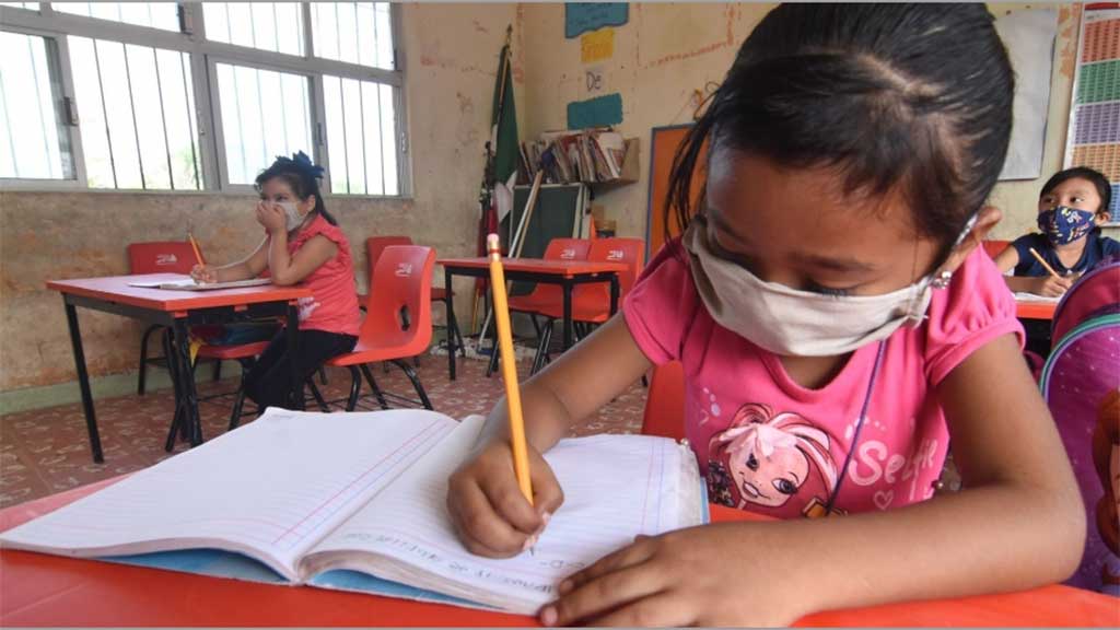 Con protección, regresan a clases en Campeche