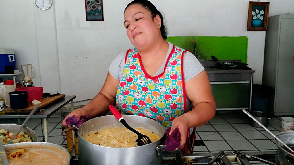 Martha dona comidas a centros de rehabilitación y personas sin empleo