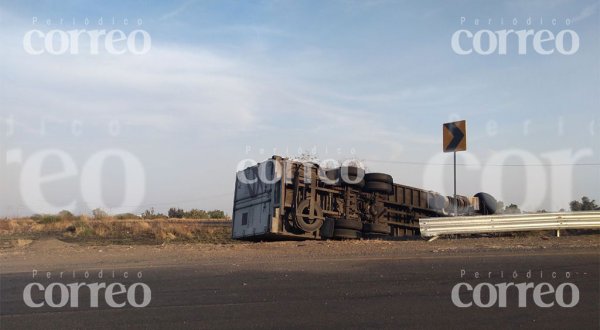 Vuelca tráiler en el Libramiento Sur de Irapuato