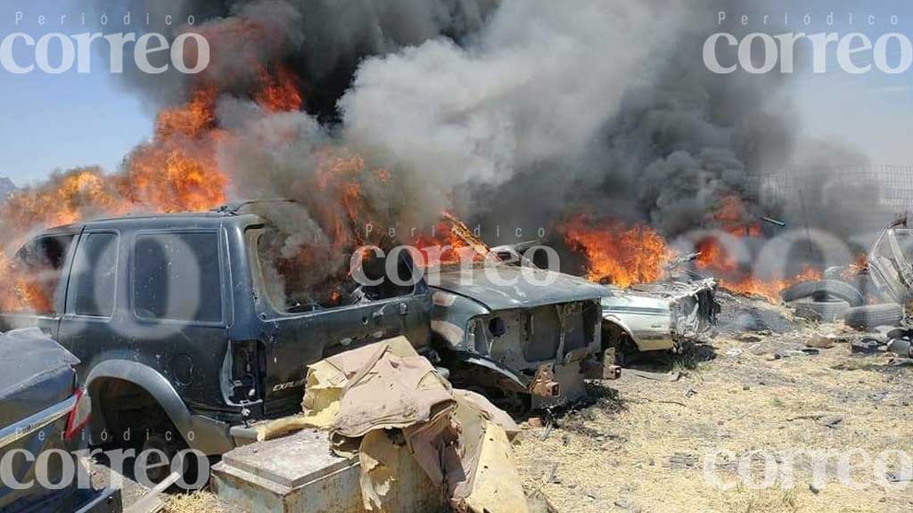 Quema de pastizal se sale de control e incendia deshuesadero en Pénjamo