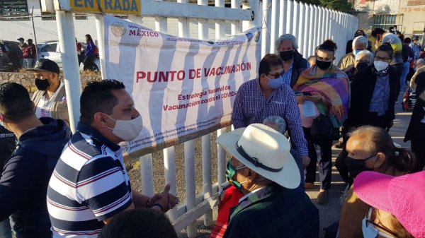 Con retraso de una hora, inicia segunda vacunación antiCovid en Guanajuato