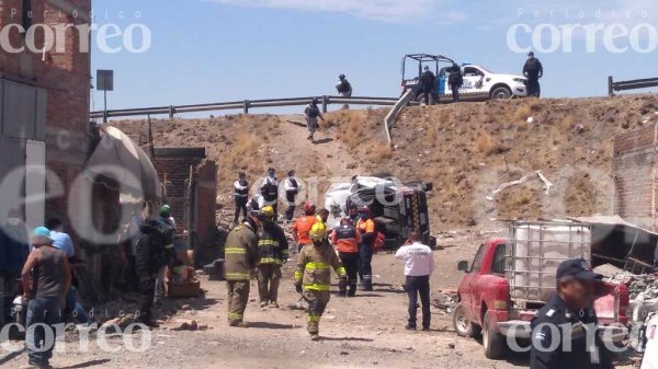 Irapuato: Policías se salvan de la muerte tras volcar patrulla en Libramiento Sur