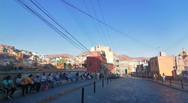 Policías rescatan a mujer que buscaba lanzarse del puente Tepetapa en Guanajuato capital