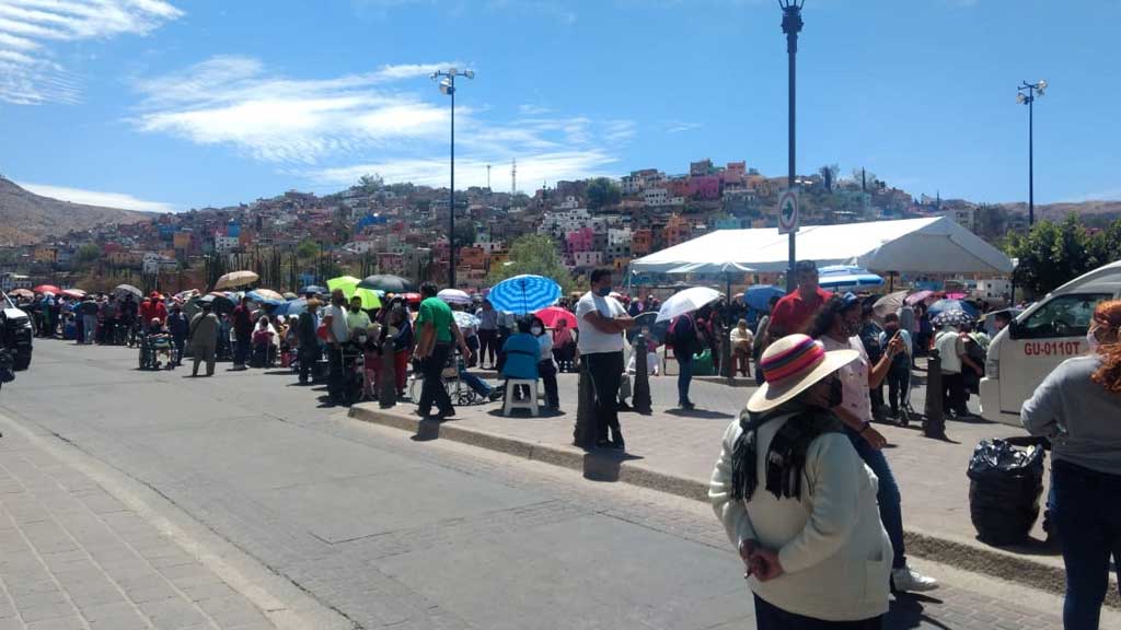 Atienden a cinco personas por intenso calor durante vacunación en Guanajuato Capital