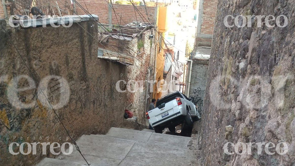 Camioneta se queda sin frenos y termina en medio de un callejón en Guanajuato capital