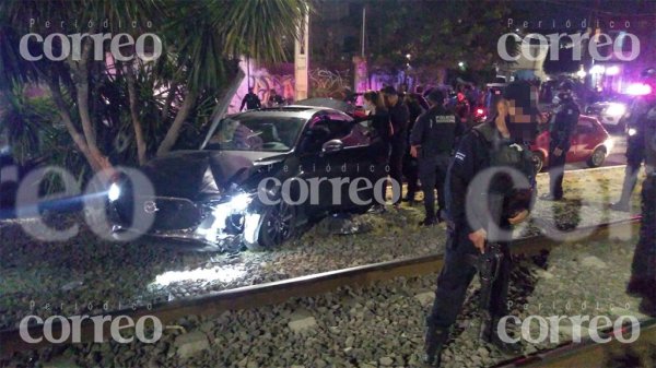 Arrolla a motociclistas, choca un par de autos y se estampa contra poste en Irapuato