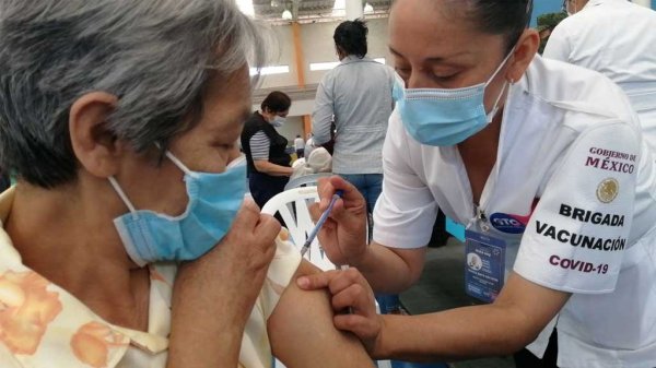 Adultos mayores de Villagrán buscan recibir la vacuna que no alcanzaron en la primera jornada