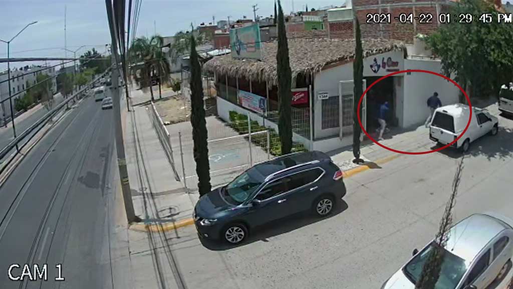 Ultiman a hombre en un restaurante de mariscos en León