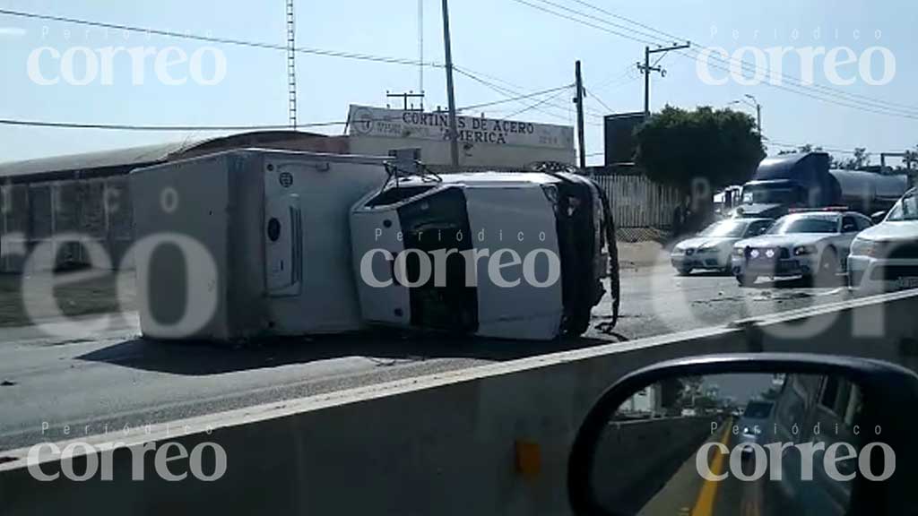 Volcadura provoca tráfico en la carretera León- Silao