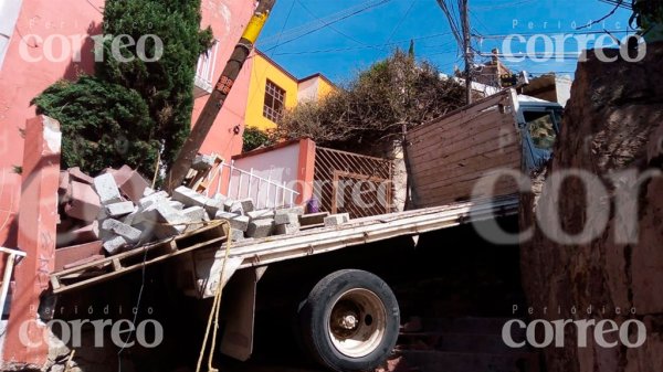 Camión de carga choca contra vivienda en Guanajuato Capital