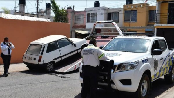 Retiran vehículos abandonados en las calles de Irapuato por riesgo sanitario