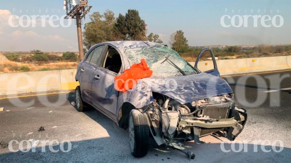 Mujer vuelca su auto sobre la Silao – Irapuato y termina lesionada