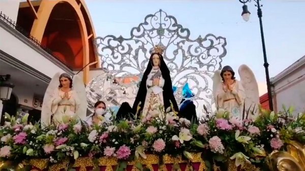 Decenas de católicos realizan procesión en Irapuato por la Virgen de la Soledad