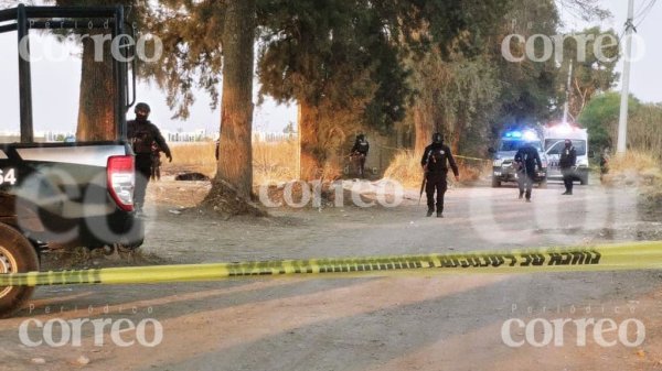 Hallan restos humanos embolsados en camino a Estrada, Celaya