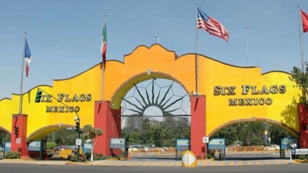 Dos jóvenes, uno menor de edad, intentan entrar con una subametralladora a Six Flags