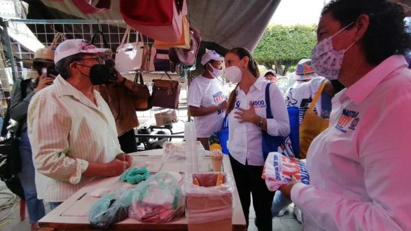 Rocío Ambriz recibe apoyo de comerciantes de Jaral del Progreso