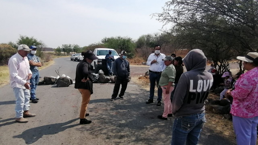 Comuneros de Salamanca bloquean camino del relleno sanitario; exigen mejora de la vialidad