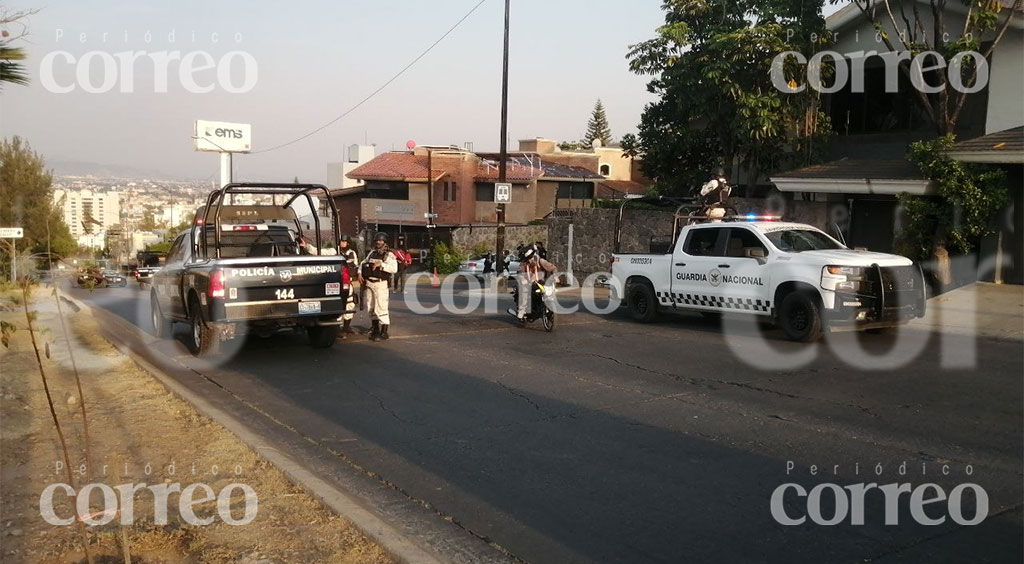 Hombre saca pistola y dispara contra automóvil que se le atravesó en pleno bulevar de León