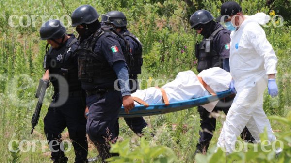 Hallan tres cuerpos en presunta fosa clandestina en Huitzatarito, Abasolo