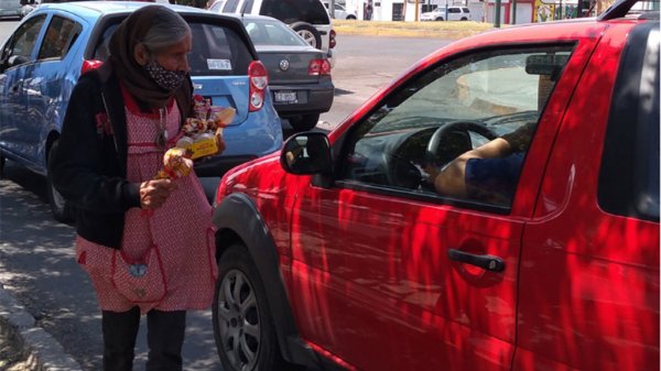 Ya vacunada, María sale a vender sus dulces en la carretera para sobrevivir