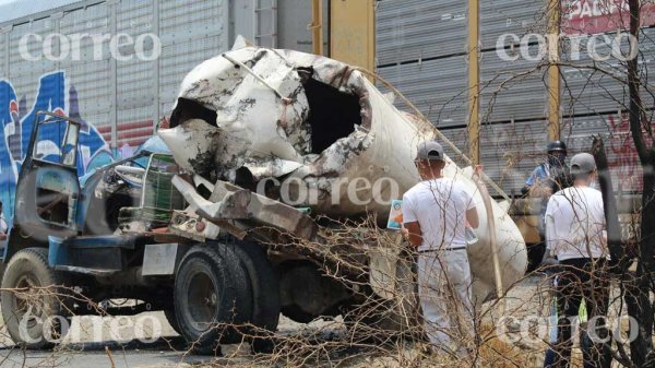 Pipa trata de ganarle al tren en Silao y termina embestida