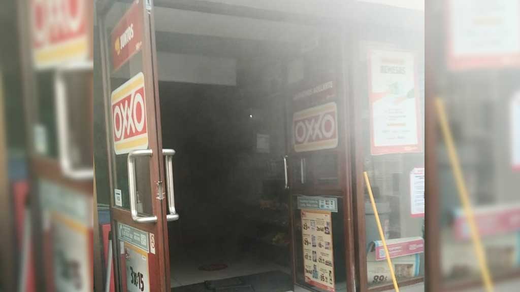 Reportan fuerte incendio en un Oxxo en pleno centro de Silao