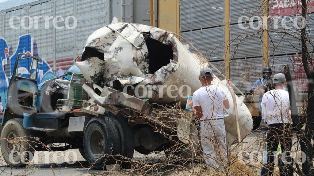 Pipa trata de ganarle al tren en Silao y termina embestida