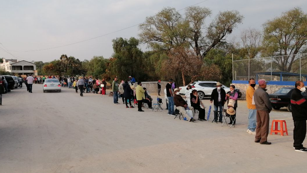 Segunda dosis antiCOVID genera largas filas en municipios del noreste de Guanajuato